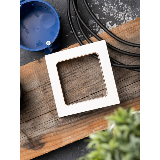 Стокгольм Рамка 1-местная белая с линией цвета шампань EKF PROxima