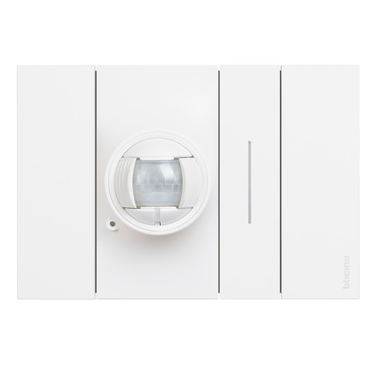 LIVING NOW. Декоративная рамка 3 модуля.Цвет Белый.