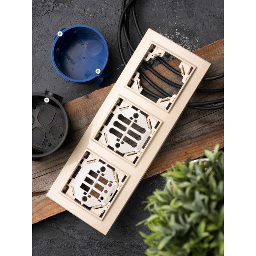 Рамка 3-местная горизонтальная бежевый Минск EKF