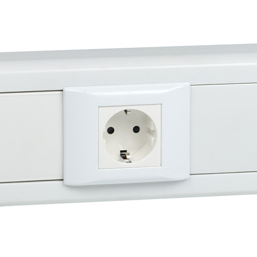 Розетка 45x45 с заземлением, с защ. шторками, 90 градусов, белая EKF
