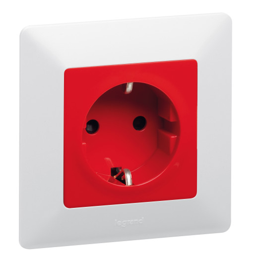 Valena LIFE.Силовая розетка 2К+З 16А 250В с защитными шторками.Безвинтовые зажимы.С лицевой панелью.Красная