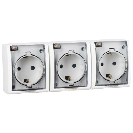 Simon15 Aqua Белый Розетка 3-я с/з с крышкой с защитными шторками наружная,IP54