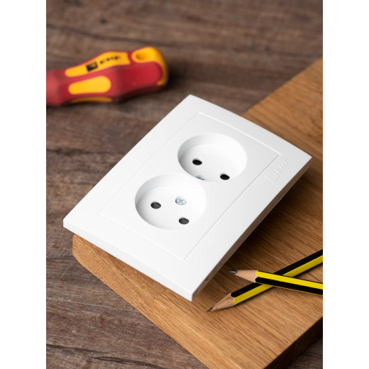 Валенсия розетка 2-местная б/з 10А белая с защ. штор. EKF PROxima