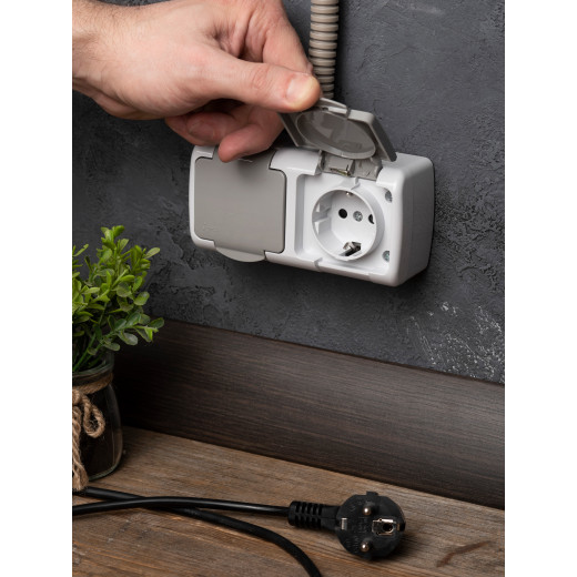 Мурманск Розетка 2-местная 16А с заземлением с крышкой IP54 серый с защитными шторками EKF