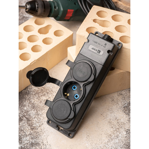 Роз. (колодка) трехмест. с защит. крышками каучуковая 230В 2P+PE 16A IP44 EKF PRO