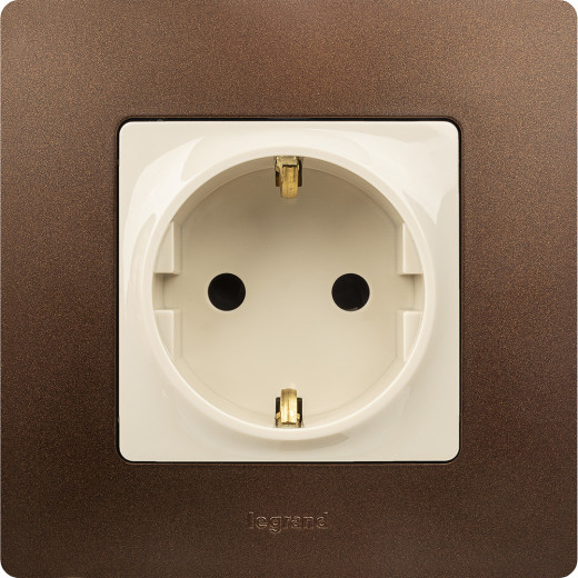 Розетка с заземлением - Legrand Etika - со шторками 16А 250В винтовые зажимы - слоновая кость