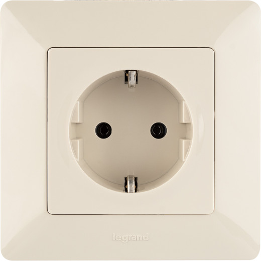 Valena LIFE.Силовая розетка 2К+З 16А 250В с лицевой панелью.Безвинтовые зажимы.Слоновая кость