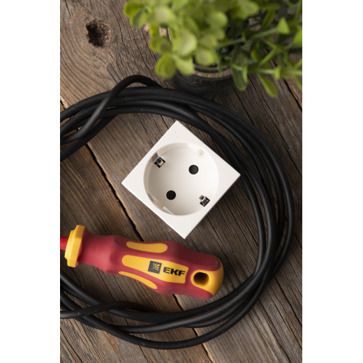 Розетка 45x45 с заземлением, с защ. шторками, 90 градусов, белая EKF