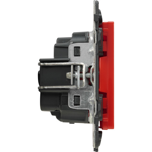 Valena LIFE.Силовая розетка 2К+З 16А 250В с защитными шторками.Безвинтовые зажимы.С лицевой панелью.Красная