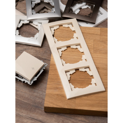 Валенсия Рамка 3-местная кремовая EKF