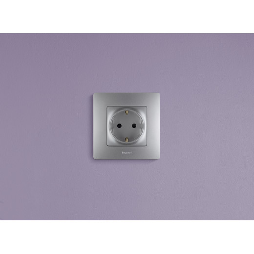 Розетка с заземлением - Legrand Etika - со шторками 16А 250В винтовые зажимы - алюминий