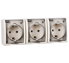 Simon 15 Aqua Бежевая Розетка 3-ая с/з с крышкой с защитными шторками наружная, IP54