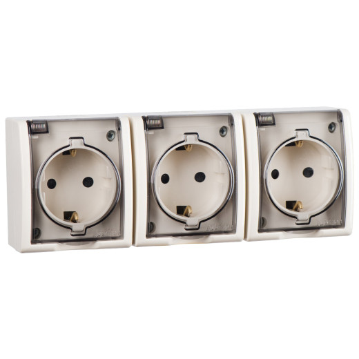 Simon15 Aqua Бежевый Розетка 3-я с/з с крышкой с защитными шторками наружная,IP54