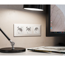 AP1090 Лицевая панель ALFA (Белый глянец) для электрической розетки с/з со шторками 2USB A+A QUANT