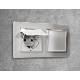 AP4080 Лицевая панель ALFA (Серебро глянец) для электрической розетки с/з со шторками и крышкой IP44 QUANT