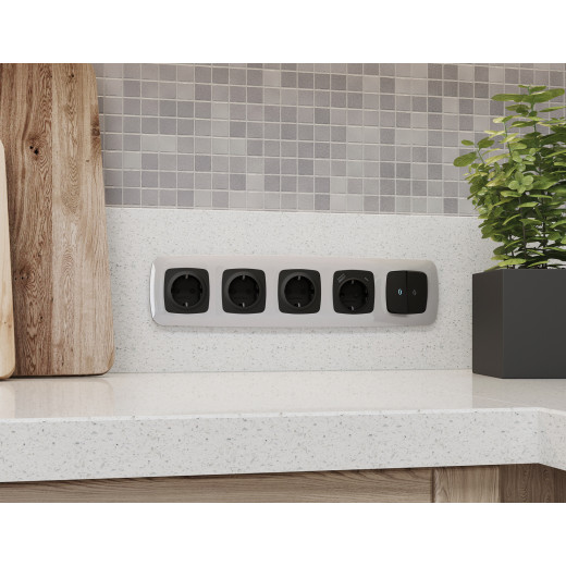 OP8100 Лицевая панель OMEGA (Черный матовый) для электрической розетки с/з со шторками 2USB A+C QUANT