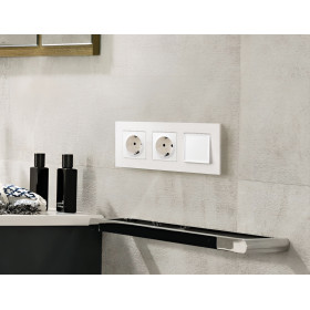 AP1270 Лицевая панель ALFA (Белый матовый) для электрической розетки с/з со шторками QUANT