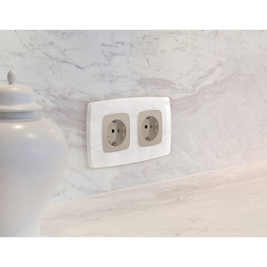 OP3660 Лицевая панель OMEGA (Серо-бежевый матовый) для электрической розетки с/з QUANT