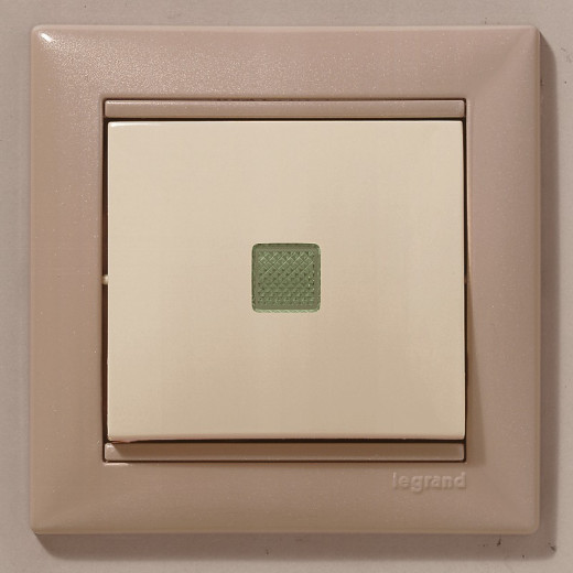 Legrand Valena Крем Выключатель 1-клавишный с подсветкой