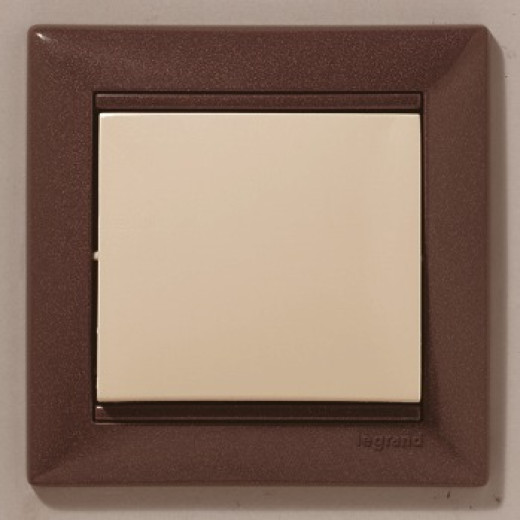 Legrand Valena Крем Выключатель 1-клавишный