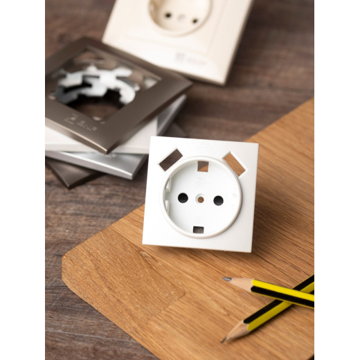 EKF PROxima Валенсия лицевая панель розетки 1-местной с/з 16А жемчуг с защ. штор. с 2 USB 2,1А