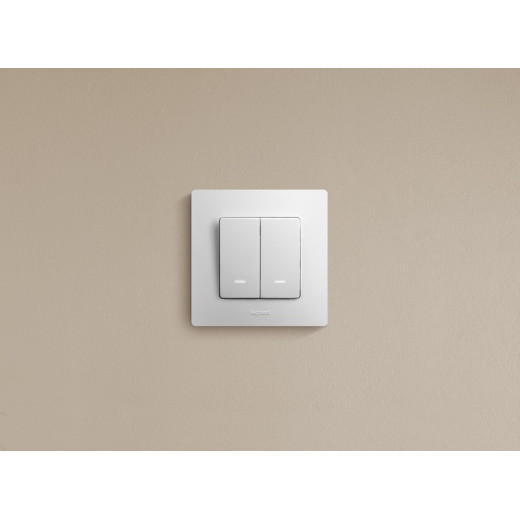 Legrand Etika Белый Выключатель 2-х клавишный с подсветкой, 10А, Винтовые клеммы