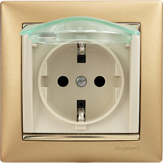 Legrand Valena Крем Розетка 1-ая с/з с крышкой и защитными шторками IP44 (к простой рамке)