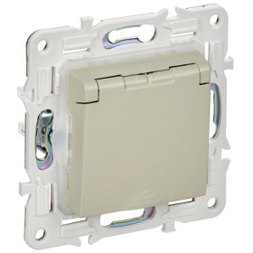 IEK SKANDY Бежевый Розетка с/з с защитными шторками и крышкой 16А IP44 SK-R11B