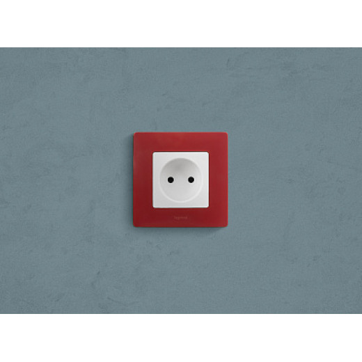 Legrand Etika Белый Розетка б/з со шторками, винтовые клеммы