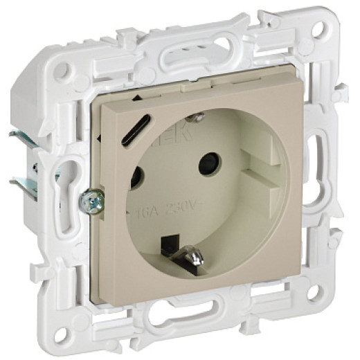 IEK SKANDY Бежевый Розетка с/з с защитными шторками 16А с USB C 18Вт SK-R17B