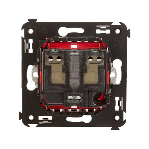 DKC Avanti Розетка в стену, 2P+E, с з/ш, 