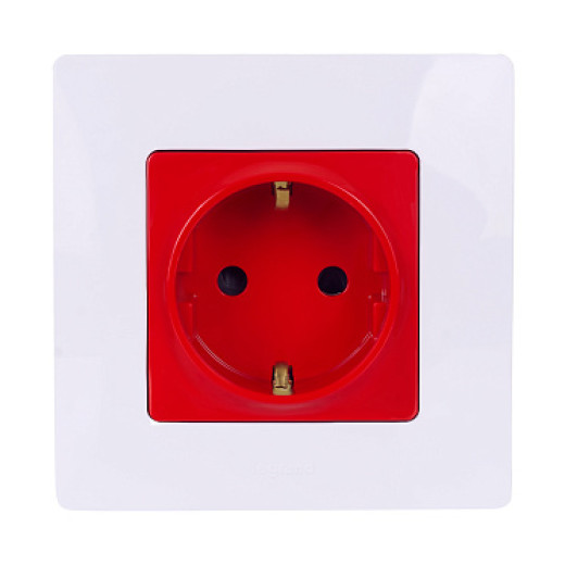 Legrand Etika Красный Розетка с/з со шторками