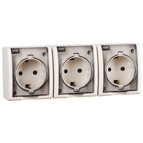 Simon 15 Aqua Бежевая Розетка 3-ая с/з с крышкой с защитными шторками наружная, IP54