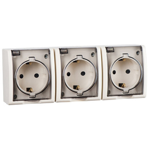 Simon 15 Aqua Бежевая Розетка 3-ая с/з с крышкой с защитными шторками наружная, IP54