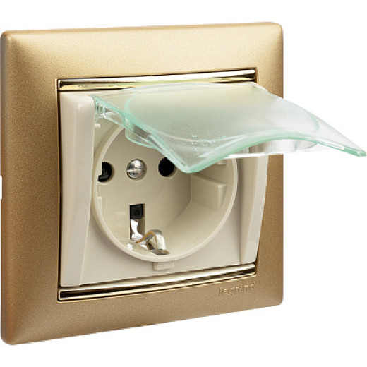 Legrand Valena Крем Розетка 1-ая с/з с крышкой и защитными шторками IP44 (к простой рамке)