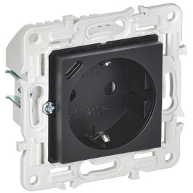 IEK SKANDY Черный Розетка с/з с защитными шторками 16А с USB C 18Вт SK-R17Bl