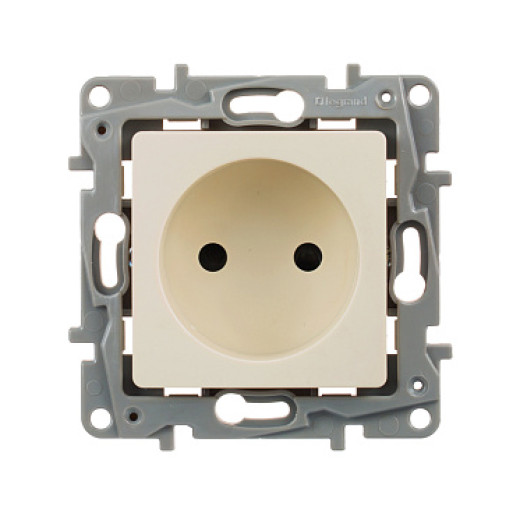 Legrand Etika Слоновая кость Розетка б/з со шторками, винтовые клеммы