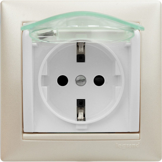 Legrand Valena Бел Розетка 1-ая с/з с крышкой и защитными шторками IP44 (к простой рамке)