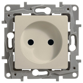 Legrand Etika Сл.кость Розетка с/з, винт. клем. c защитой монт. лапок