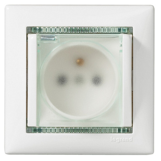 Legrand Valena Бел Розетка 1-ая с/з с крышкой и защитными шторками IP44 (к простой рамке)
