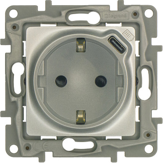 Legrand Etika Алюминий  Розетка с/з со шт. 16А 250В с USB тип C 1500мА 7,5Вт безвинтовые зажимы