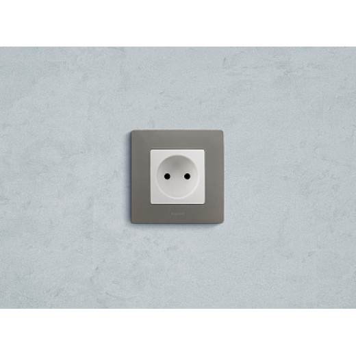 Legrand Etika Белый Розетка б/з со шторками, винтовые клеммы