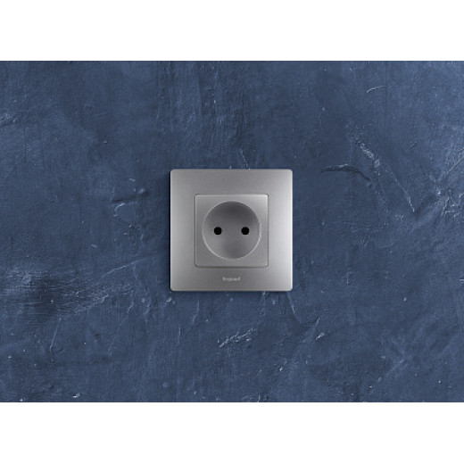 Legrand Etika Алюминий Розетка б/з со шторками, винтовые клеммы