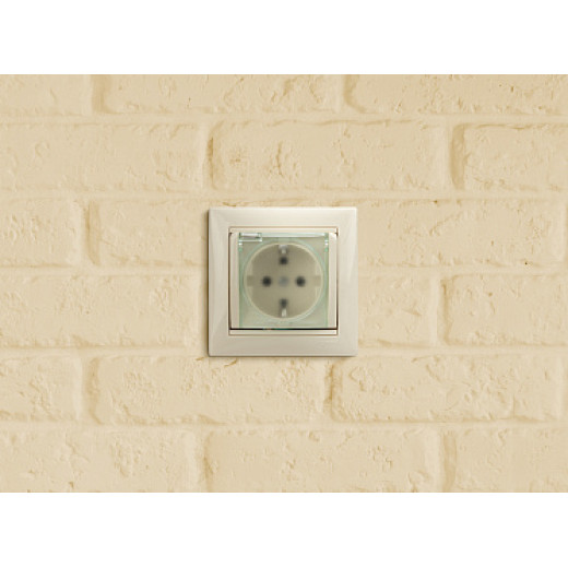 Legrand Valena Крем Розетка 1-ая с/з с крышкой и защитными шторками IP44 (к простой рамке)