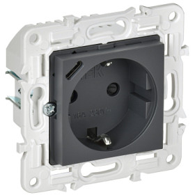 IEK SKANDY Титан Розетка с/з с защитными шторками 16А с USB C 18Вт SK-R17T