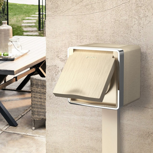 Розетка влагозащищенная с заземлением и со шторками Werkel Gallant (шампань рифленый) W5071210