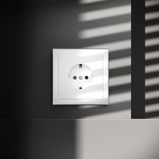 Розетка с заземлением и со шторкой, без рамки Voltum S70 VLS040201