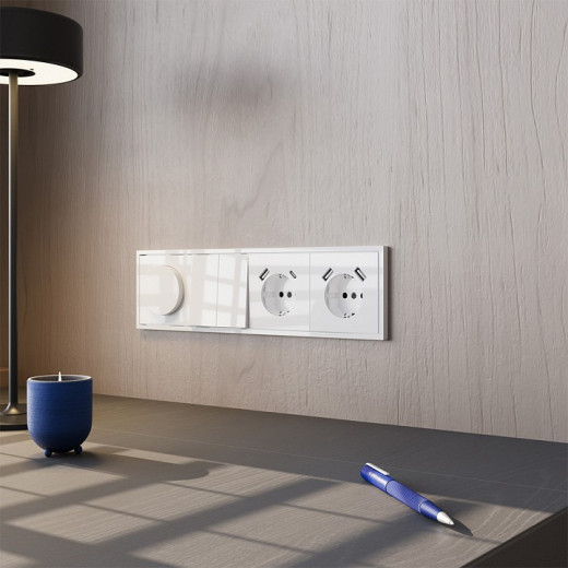 Розетка с заземлением и со шторкой и 2хUSB type A и C, без рамки Voltum S70 VLS040501