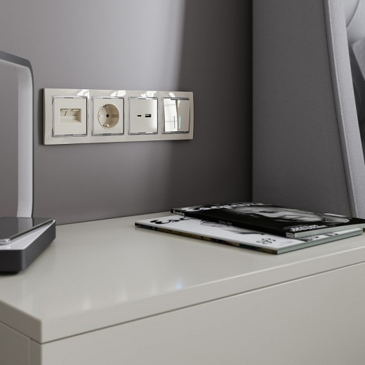 Розетка влагозащищенная с заземлением, без рамки Werkel слоновая кость W1171103