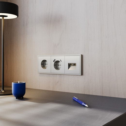 Розетка с заземлением, без рамки Voltum S70 VLS040104